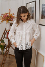 Afbeelding in Gallery-weergave laden, CHOKLATE PARIS - Aimie cotton &amp; guipure lace shirt - CK08031: Bleu ciel rayures / 1 S - 1 M - 1 L
