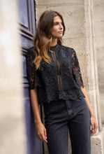 Afbeelding in Gallery-weergave laden, CHOKLATE PARIS - Eléanore short sleeve lace top - 80973: Ecru / 1 S - 1 M - 1 L

