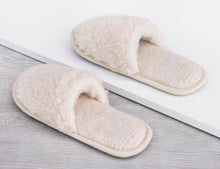 Afbeelding in Gallery-weergave laden, Chunky Wool Studio - Sheepskin Slippers Women&#39;s: Natural / EU 39-40 /UK 5.5-6.5 /US7.5-8.5 Women’s
