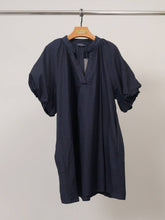 Afbeelding in Gallery-weergave laden, Cécile Wang - Loose V-neck dress with puff sleeves DB14485: Sky Blue
