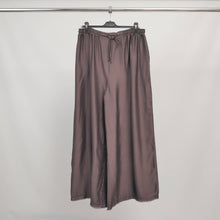 Afbeelding in Gallery-weergave laden, Cécile Wang - Satin wide-leg pants with elastic waistband MJ33123VS: Khaki
