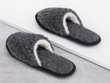 Afbeelding in Gallery-weergave laden, Chunky Wool Studio - Sheepskin Slippers Women&#39;s: Natural / EU 41-42 /UK7-8 /US 8-10 Women’s
