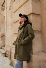 Afbeelding in Gallery-weergave laden, Attrait Paris - Long hooded parka, reversible fur (Copy): Beige
