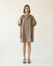 Afbeelding in Gallery-weergave laden, Cécile Wang - Loose V-neck dress with puff sleeves DB14485: Sky Blue

