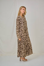 Afbeelding in Gallery-weergave laden, last queen - Leopard print long dress, flared cut with gathers.: BROWN / Printed / S-M-L
