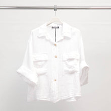 Afbeelding in Gallery-weergave laden, Cecile Wang - Short linen shirt with front pockets
