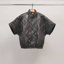 Afbeelding in Gallery-weergave laden, Cecile Wang - Quilted jacket with short sleeves and stand-up collar MJ85030: Brown c
