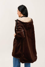 Afbeelding in Gallery-weergave laden, Attrait Paris - Long hooded parka, reversible fur (Copy): Beige
