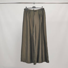 Afbeelding in Gallery-weergave laden, Cécile Wang - Satin wide-leg pants with elastic waistband MJ33123VS: Khaki

