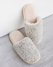 Afbeelding in Gallery-weergave laden, Chunky Wool Studio - Sheepskin Slippers Women&#39;s: Natural / EU 37-38 /UK 4-5 /US 6-7 Women’s
