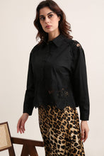Afbeelding in Gallery-weergave laden, CHOKLATE PARIS - Cotton shirt with lace inserts - CK08340: Prune / 2 S/M - 2 M/L
