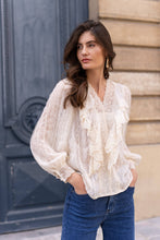 Afbeelding in Gallery-weergave laden, CHOKLATE PARIS - Frilly neck lace top - 81022 : Ecru / 1S-1M-1 L
