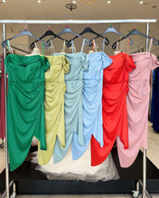 Afbeelding in Gallery-weergave laden, Invitadissimas - Asymmetric midi dress 1793: Olive green / 42
