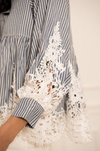 Afbeelding in Gallery-weergave laden, CHOKLATE PARIS - Aimie cotton &amp; guipure lace shirt - CK08031: Bleu ciel rayures / 1 S - 1 M - 1 L
