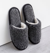 Afbeelding in Gallery-weergave laden, Chunky Wool Studio - Sheepskin Slippers Women&#39;s: Natural / EU 37-38 /UK 4-5 /US 6-7 Women’s
