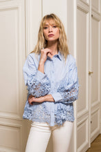 Afbeelding in Gallery-weergave laden, CHOKLATE PARIS - Aimie cotton &amp; guipure lace shirt - CK08031: Bleu ciel rayures / 1 S - 1 M - 1 L
