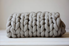 Afbeelding in Gallery-weergave laden, Chunky Wool Studio - Wool Chunky Knit Throws - 30 colors: Vanilla / S 30x50 inches (76x127cm)
