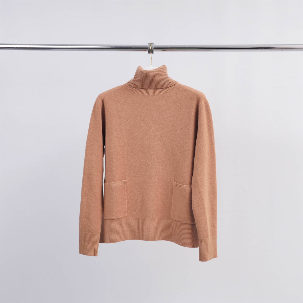 Cecile Wang - Turtleneck sweater with two pockets HY36040: Camel