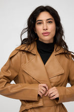 Afbeelding in Gallery-weergave laden, SWEET MAGIC - FAUX LEATHER TRENCH COAT: Camel
