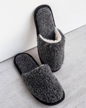 Afbeelding in Gallery-weergave laden, Chunky Wool Studio - Sheepskin Slippers Women&#39;s: Natural / EU 37-38 /UK 4-5 /US 6-7 Women’s
