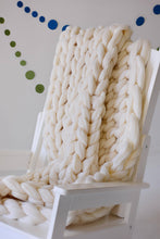 Afbeelding in Gallery-weergave laden, Chunky Wool Studio - Wool Chunky Knit Throws - 30 colors: Vanilla / S 30x50 inches (76x127cm)
