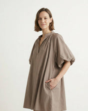 Afbeelding in Gallery-weergave laden, Cécile Wang - Loose V-neck dress with puff sleeves DB14485: Sky Blue
