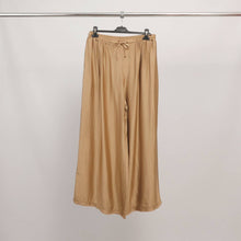 Afbeelding in Gallery-weergave laden, Cécile Wang - Satin wide-leg pants with elastic waistband MJ33123VS: Khaki
