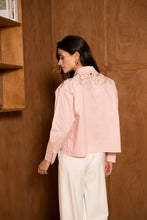 Afbeelding in Gallery-weergave laden, CHOKLATE PARIS - Cotton shirt with lace inserts - CK08340: Bleu ciel / 2 S/M - 2 M/L
