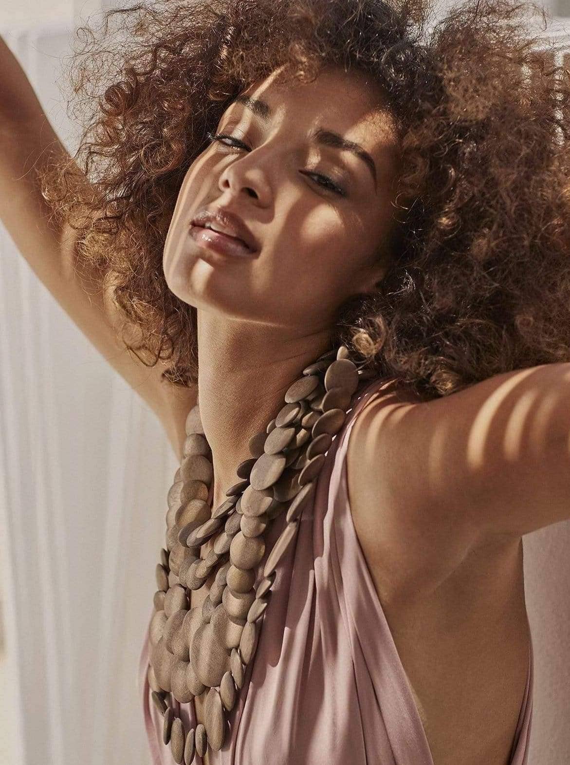 Bijondo - Guinea wooden light necklace: Naked