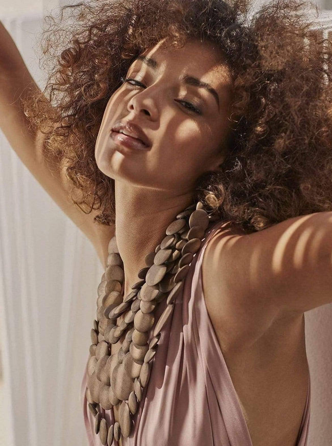 Bijondo - Guinea wooden light necklace: Naked