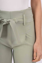 Afbeelding in Gallery-weergave laden, Afinity - Women's tailored pants A3305PT – high waist with belt: Green / Standard / L
