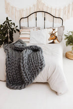 Afbeelding in Gallery-weergave laden, Chunky Wool Studio - Wool Chunky Knit Throws - 30 colors: Vanilla / S 30x50 inches (76x127cm)
