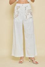 Afbeelding in Gallery-weergave laden, Straight embroidered trousers Beige
