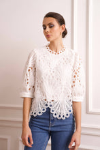 Afbeelding in Gallery-weergave laden, CHOKLATE PARIS - Daisy Guipure Lace Top: White
