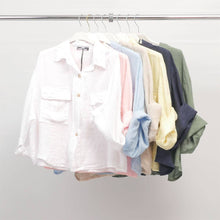 Afbeelding in Gallery-weergave laden, Cecile Wang - Short linen shirt with front pockets
