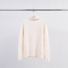 Afbeelding in Gallery-weergave laden, Cecile Wang - Turtleneck sweater with two pockets HY36040: Ivory
