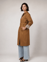Afbeelding in Gallery-weergave laden, Cécile Wang - Belted trench coat with lapels and checked details CVASH5007: CAMEL
